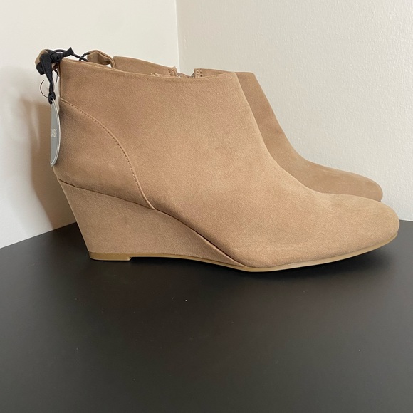 FOREVER 21 - FAUX SUEDE PLATFORM BOOTIES-SIZE 10 - Picture 1 of 7